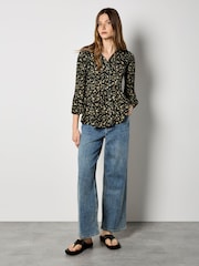 Apricot Abstract Animal Chiffon Plisse Shirt - Imagen 2 de 4