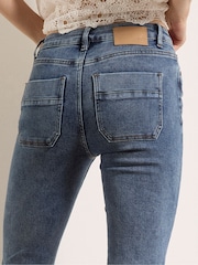 Apricot Lulu Burgundy Flare Jeans - Imagen 6 de 6