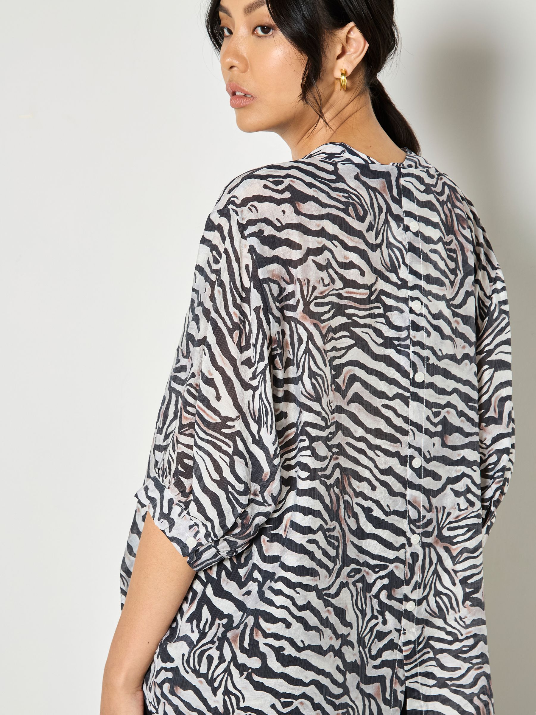 购买Apricot Zebra Oversized Lightweight 女式衬衫来自Next Singapore