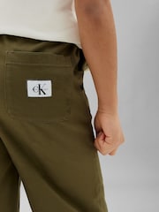 Groen - Calvin Klein Jeans kinderbroek met elastische tailleband - Afbeelding 4 van 5