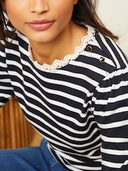 Marineblau, Blau und Weiß - Love & Roses Langärmelgies Jerseyoberteil mit Streifen und Spitzenbesatz - Bild 2 von 4