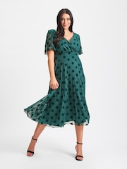 Grün - Scarlett & Jo Victoria Gepunktetes Netzstoff-Midikleid mit Flügelärmeln - Bild 1 von 4