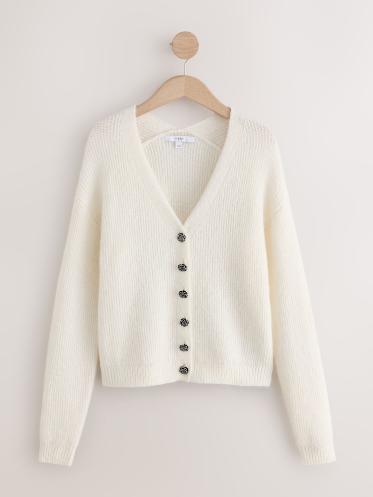 Ecru Gem Button - Cardigan côtelé à Col V et manches longues en laine - Image 1 de 1 Ecru Gem Button - Cardigan côtelé à Col V et manches longues en laine - Image 1 de 1