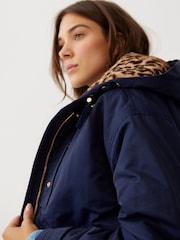 Oliver Bonas Kurzer Parka-Mantel mit Kapuze aus Kunstfell und Animal-Print - Bild 5 von 16