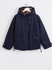 Oliver Bonas Kurzer Parka-Mantel mit Kapuze aus Kunstfell und Animal-Print - Bild 7 von 16