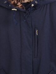 Oliver Bonas Kurzer Parka-Mantel mit Kapuze aus Kunstfell und Animal-Print - Bild 13 von 16