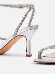 Silber - Linzi Mayfair Strassbesetzte Sandalen mit Absatz und Wickel-Knöchelriemen - Bild 5 von 5