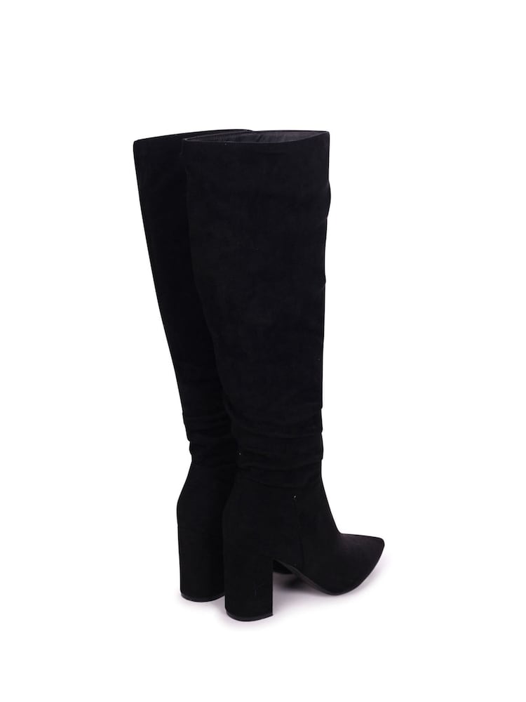 Schwarz - Linzi Bonnie Kniestiefel mit Blockabsatz aus Kunstwildleder, Raffung und spitzer Zehenpartie - Bild 4 von 4 Schwarz - Linzi Bonnie Kniestiefel mit Blockabsatz aus Kunstwildleder, Raffung und spitzer Zehenpartie - Bild 4 von 4