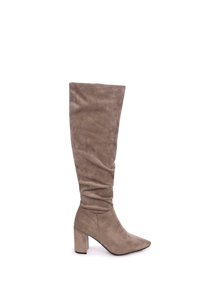 Braun - Linzi Bonnie Kniestiefel mit Blockabsatz aus Kunstwildleder, Raffung und spitzer Zehenpartie - Bild 2 von 4 Braun - Linzi Bonnie Kniestiefel mit Blockabsatz aus Kunstwildleder, Raffung und spitzer Zehenpartie - Bild 2 von 4