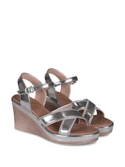 Silber - Linzi Joslyn Espadrilles mit überkreuzten verzierten Riemen und Keilabsatz - Bild 4 von 8