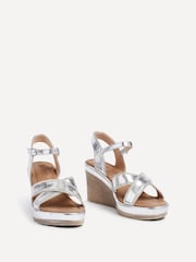 Silber - Linzi Joslyn Espadrilles mit überkreuzten verzierten Riemen und Keilabsatz - Bild 6 von 8
