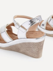 Silber - Linzi Joslyn Espadrilles mit überkreuzten verzierten Riemen und Keilabsatz - Bild 8 von 8