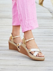 Gold - Linzi Joslyn Espadrilles mit überkreuzten verzierten Riemen und Keilabsatz - Bild 1 von 5