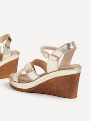 Gold - Linzi Joslyn Espadrilles mit überkreuzten verzierten Riemen und Keilabsatz - Bild 4 von 5