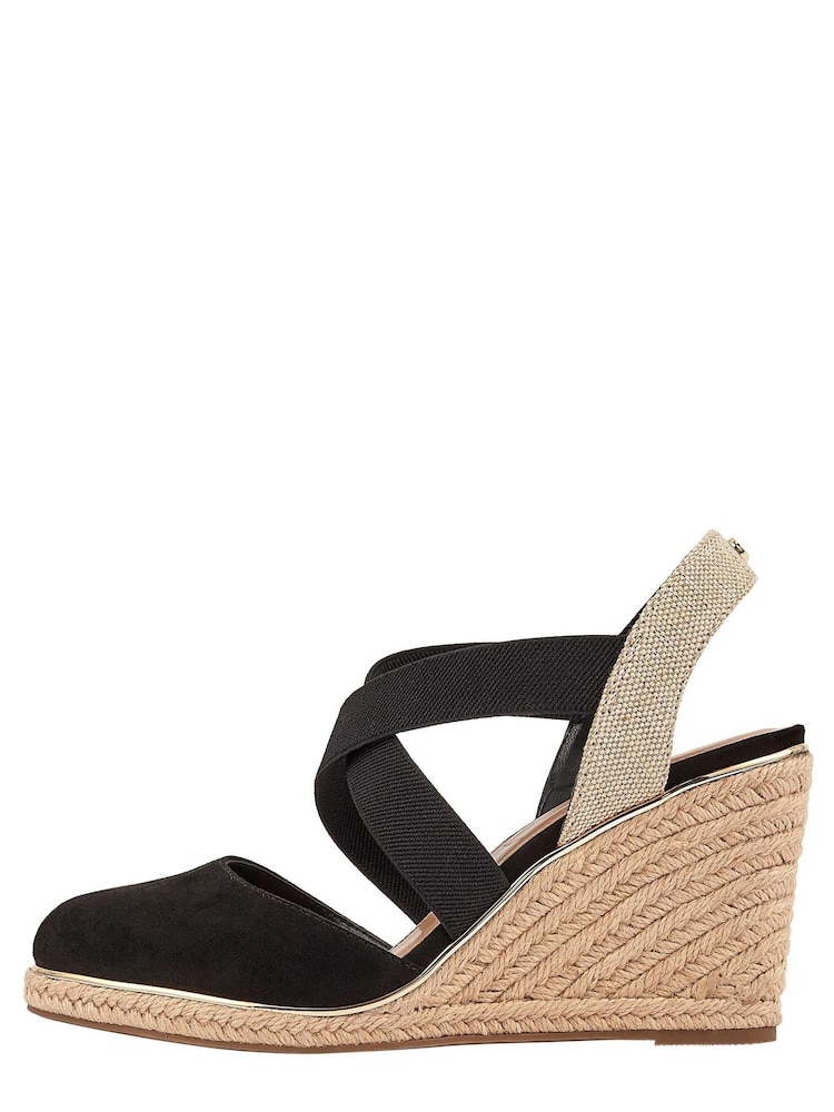 Schwarz - Lipsy Pumps mit mittelhohem Keilabsatz und Stretchriemen - Bild 5 von 5 Schwarz - Lipsy Pumps mit mittelhohem Keilabsatz und Stretchriemen - Bild 5 von 5