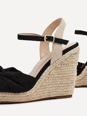 Schwarz - Linzi Rio Espadrilles mit dicker Sohle, Keilabsatz in Seiloptik und Knotenriemen - Bild 4 von 5