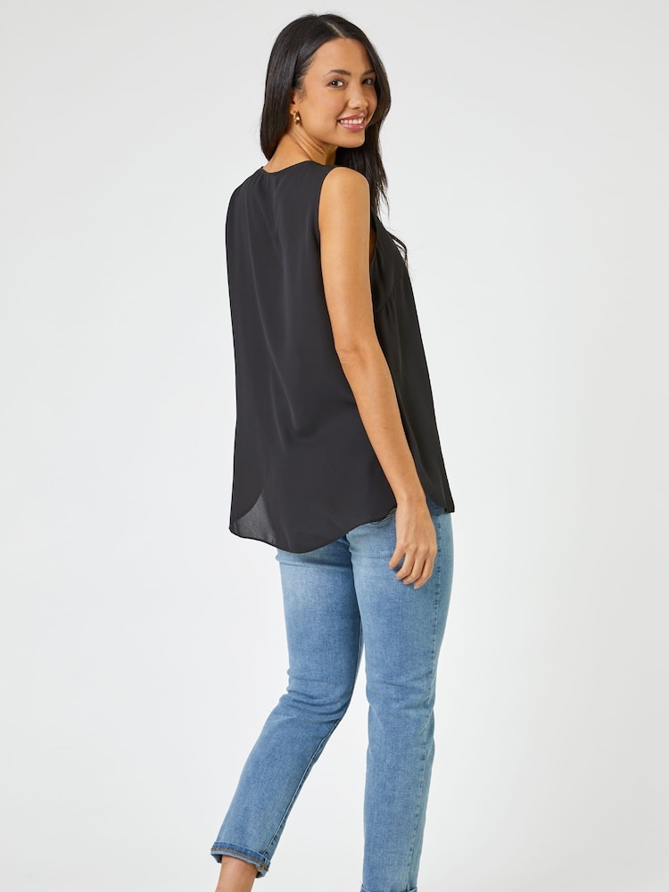 Camiseta sin mangas plisada en V romana - Imagen 2 de 4