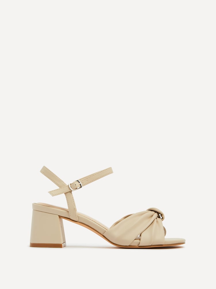Creme - Linzi Charlotte Sandalen mti Blockabsatz und Schleife vorn - Bild 1 von 4 Creme - Linzi Charlotte Sandalen mti Blockabsatz und Schleife vorn - Bild 1 von 4