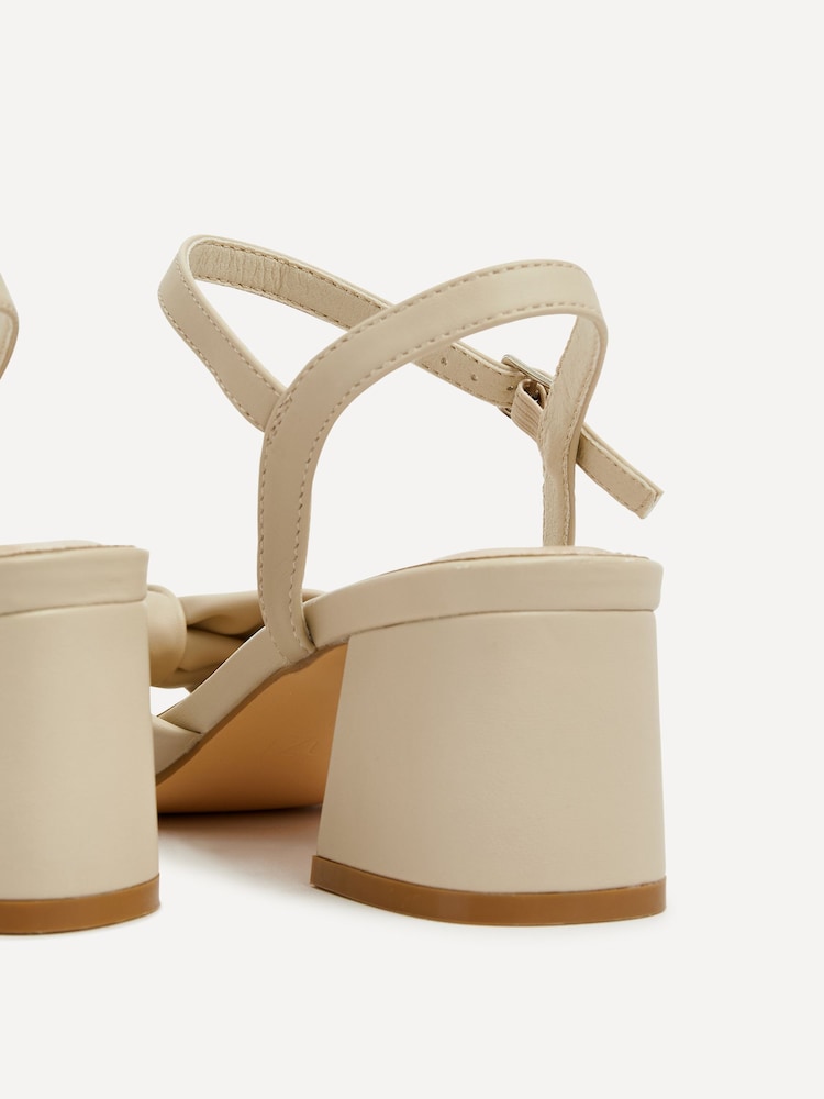 Creme - Linzi Charlotte Sandalen mti Blockabsatz und Schleife vorn - Bild 4 von 4 Creme - Linzi Charlotte Sandalen mti Blockabsatz und Schleife vorn - Bild 4 von 4