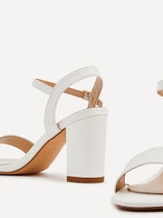 Blanco - Sandalias de tacón cuadrado minimalistas con parte posterior abiertas Skyline de Linzi - Imagen 5 de 5