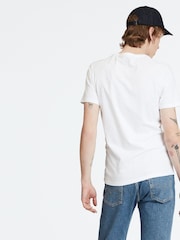 Weiß - Levi's® – schmal geschnittene Rundhals-T-Shirts aus 100 % Baumwolle im 2er-Pack - Bild 4 von 9