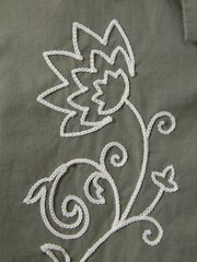 Reiss Sage/Off White Sonny 13-14 yrs Cotton Embroidered Cuban Collar Shirt - Image 4 of 4