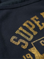 Top de tirantes de canalé con gráfico universitario Athletic de Superdry - Imagen 6 de 6