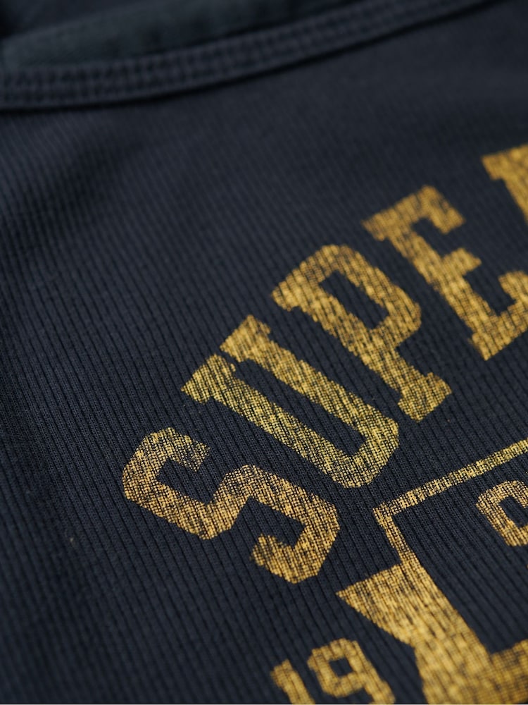 Top de tirantes de canalé con gráfico universitario Athletic de Superdry - Imagen 6 de 6