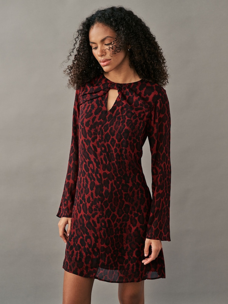 Rot mit Animalprint - Langärmliges Minikleid mit Schleife am Ausschnitt - Bild 1 von 7 Rot mit Animalprint - Langärmliges Minikleid mit Schleife am Ausschnitt - Bild 1 von 7