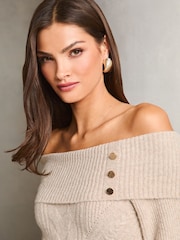 بيج - كنزة محبوكة بكتف مكشوفة من Lipsy - صورة 7 من 8