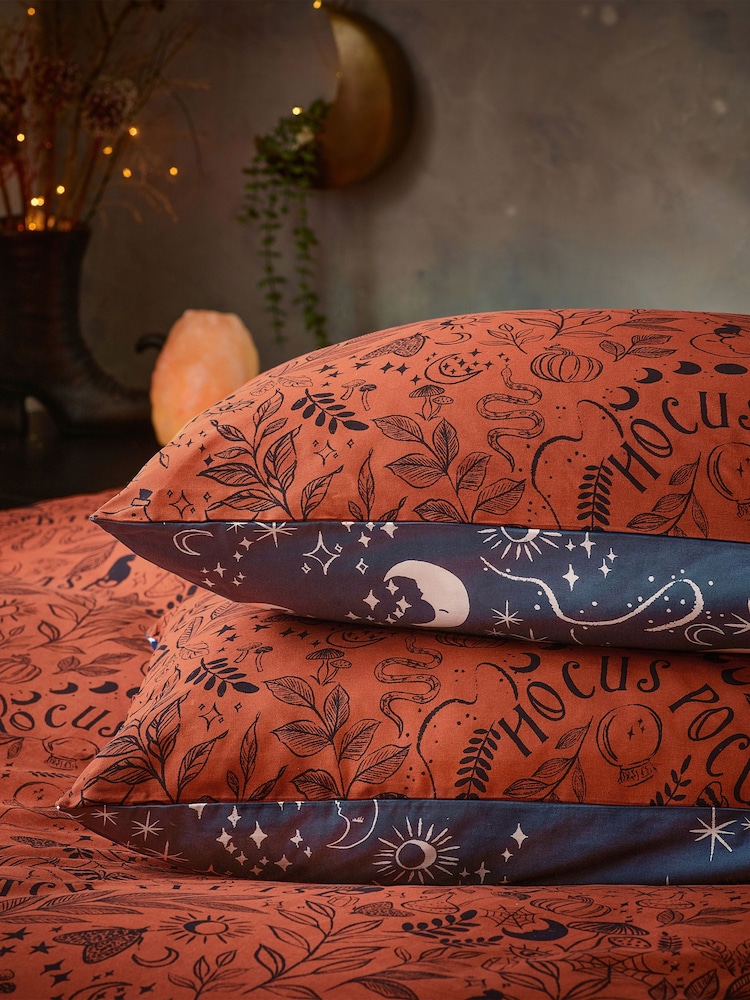 طقم غطاء لحاف بوجهين بتصميم Witchy Vibes من Furn - صورة 2 من 4 طقم غطاء لحاف بوجهين بتصميم Witchy Vibes من Furn - صورة 2 من 4