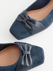 Mornarica - Usnjene balerinke s kvadratno konico in pentljo Forever Comfort® - Slika 4 iz 6