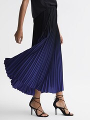 Falda a media pierna con diseño plisado y efecto sombreado Marlie de Reiss - Imagen 1 de 5