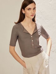 Nerzbraun - Premium Henley-T-Shirt mit Rippung - Bild 1 von 8