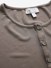 Nerzbraun - Premium Henley-T-Shirt mit Rippung - Bild 6 von 8