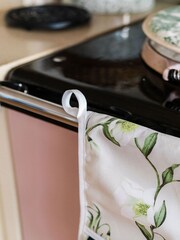 Avalon Home Natural Snowdrop and Hellebore Oven Glove - Image 2 of 5