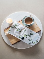 Avalon Home Natural Snowdrop and Hellebore Oven Glove - Image 5 of 5