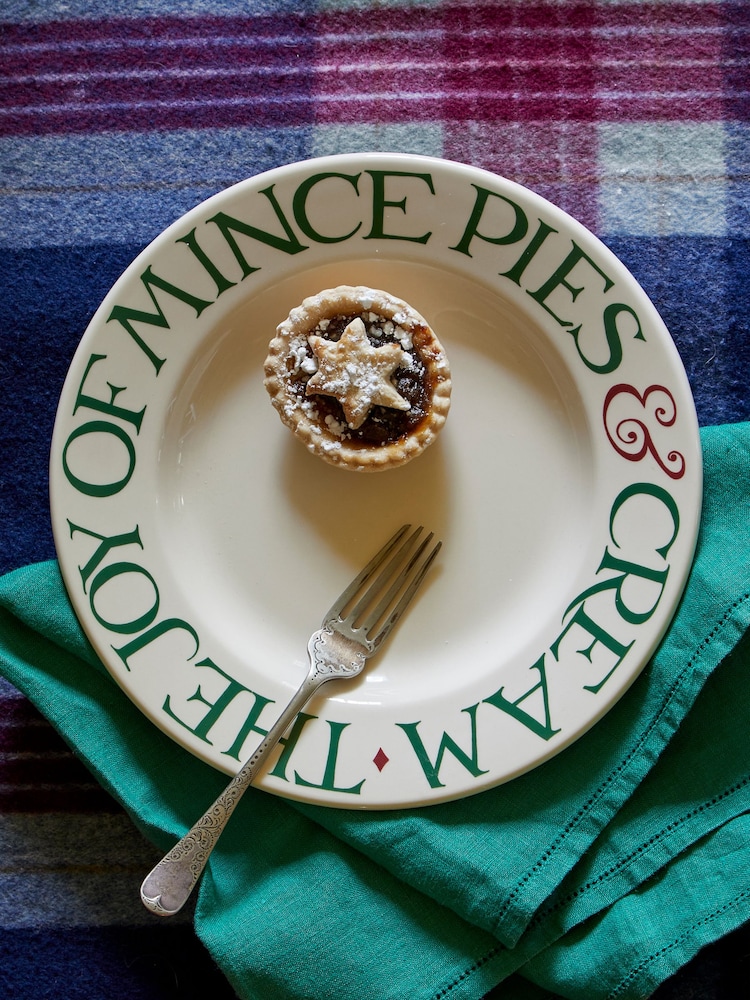 Emma Bridgewater Cream Christmas Joy Of Mince Pies 8 1/2 Inch Plate - Image 1 of 3