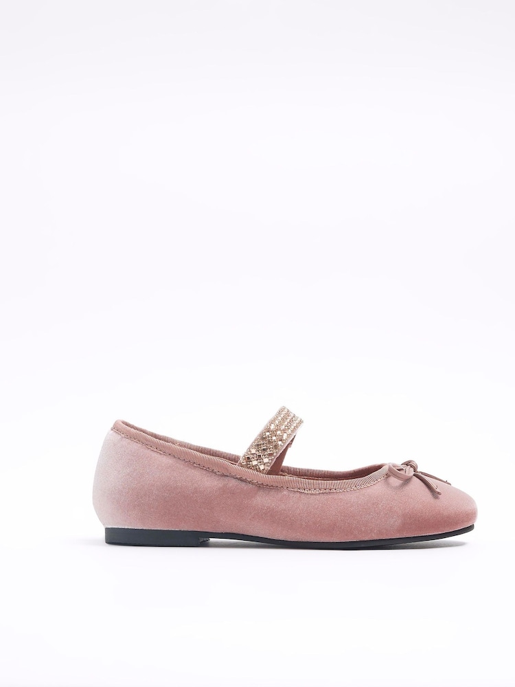 وردي كروم - حذاء بمبز أنيق من المخمل بحزام مرصّع من River Island - صورة 1 من 4 وردي كروم - حذاء بمبز أنيق من المخمل بحزام مرصّع من River Island - صورة 1 من 4