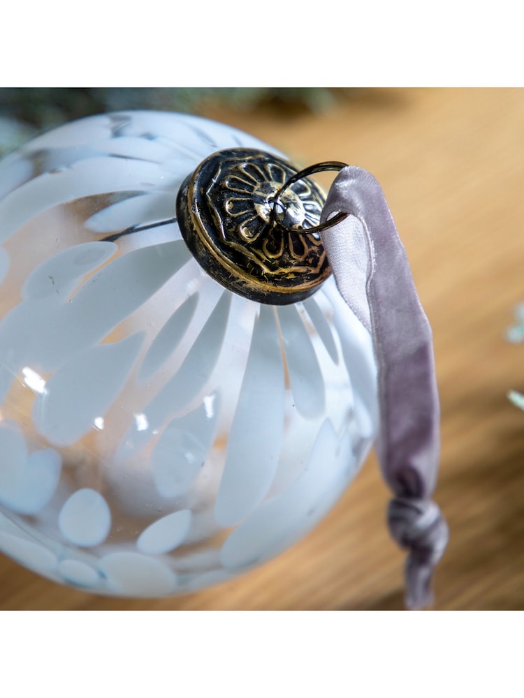 Gallery Home Set of 4 White Christmas Cransford Baubles 10cm x 10cm - Image 2 of 3