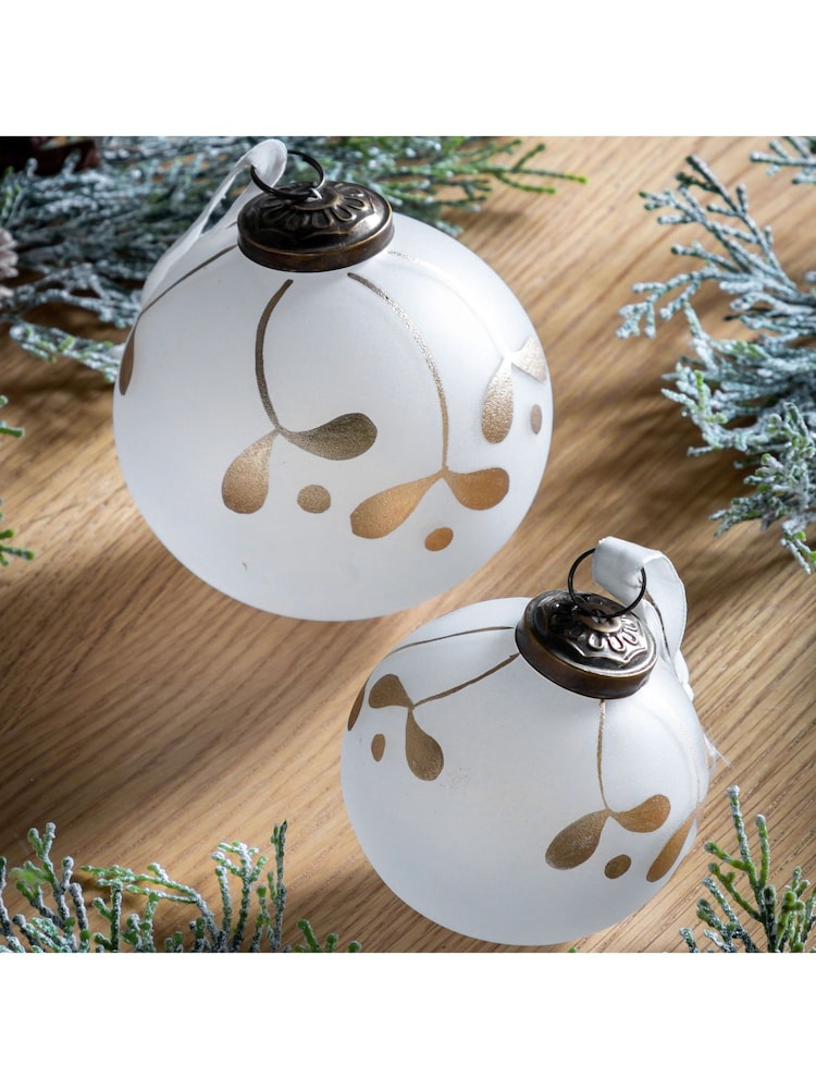 Gallery Home White Christmas Mistletoe Baubles (Set of 4) 100x100x100mm - Image 4 of 4