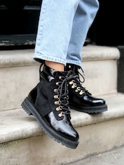 Linzi Astrid Militärstiefel mit Shearling-Detail und goldenen Ösen - Bild 1 von 3
