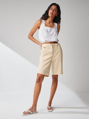 Neutrale Farbe - Knielange Chinoshorts - Bild 1 von 6