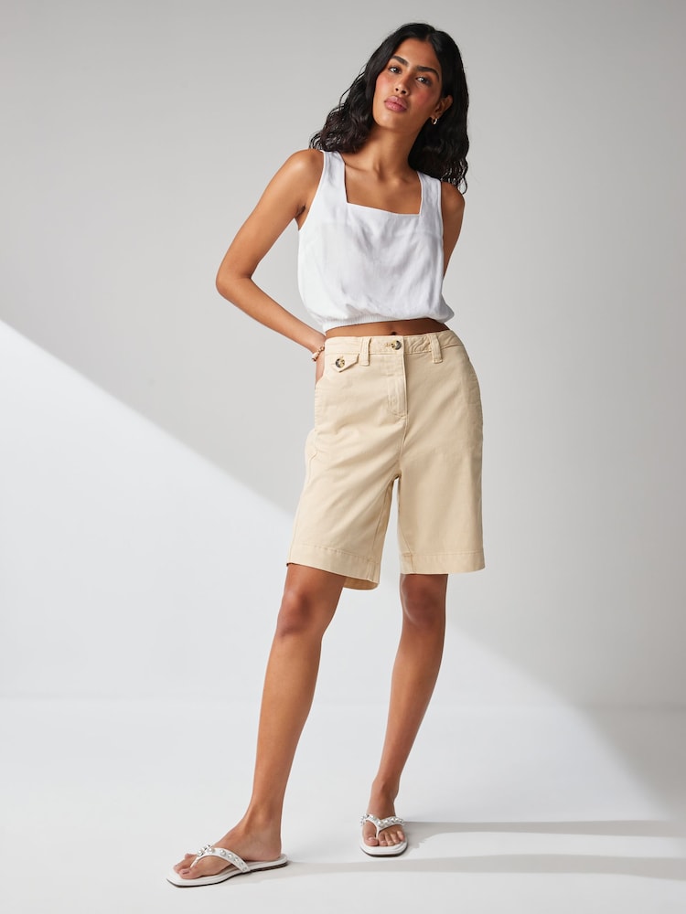 Neutrale Farbe - Knielange Chinoshorts - Bild 1 von 6 Neutrale Farbe - Knielange Chinoshorts - Bild 1 von 6