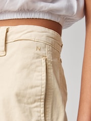 Neutrale Farbe - Knielange Chinoshorts - Bild 2 von 6