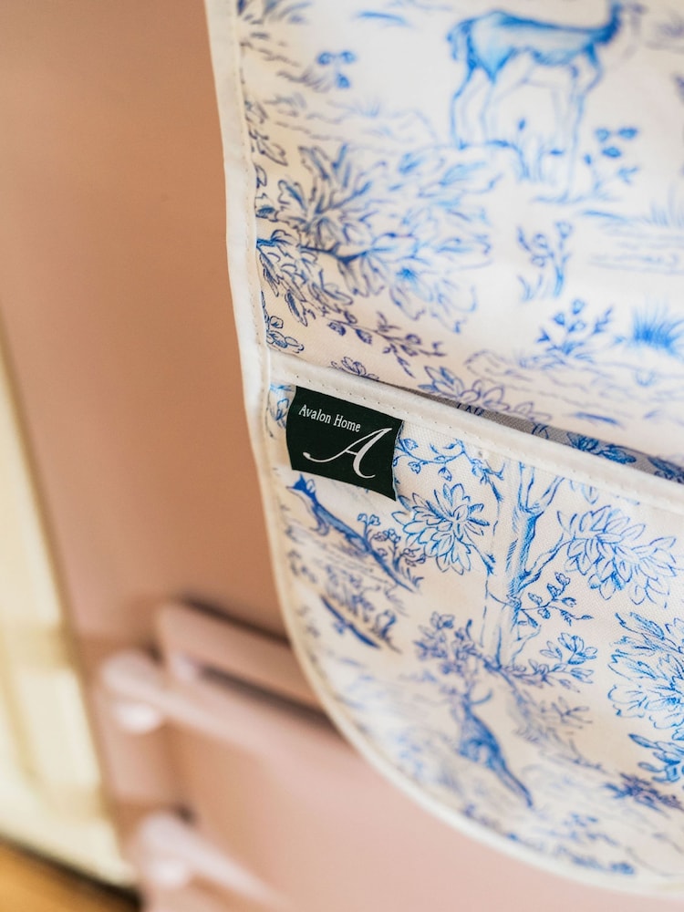 Avalon Home Blue Toile du Jouy Oven Glove - Image 4 of 4