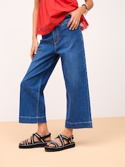 Dunkelblau - Kurz geschnittene Jeans mit weitem Bein und Verschluss mit zwei Knöpfen - Bild 3 von 7