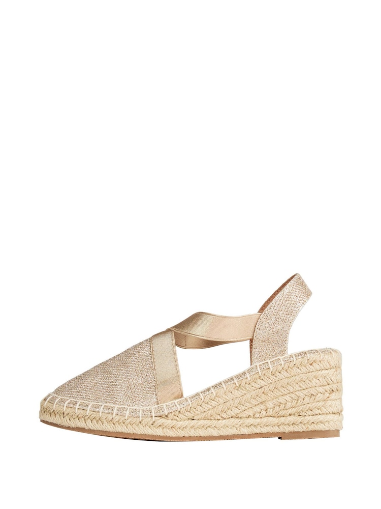 Gold - Friends Like These Espadrilles mit geschlossener Zehenpartie, Stretchriemen und Keilabsatz - Bild 5 von 5 Gold - Friends Like These Espadrilles mit geschlossener Zehenpartie, Stretchriemen und Keilabsatz - Bild 5 von 5