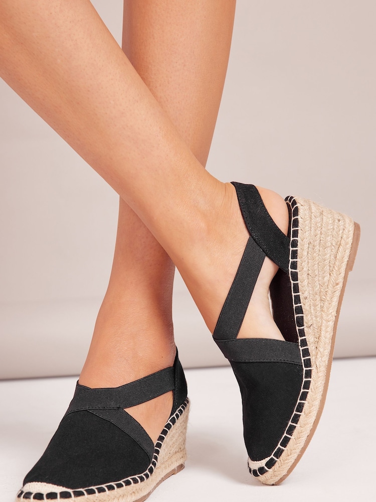 Schwarz - Friends Like These Espadrilles mit geschlossener Zehenpartie, Stretchriemen und Keilabsatz - Bild 2 von 5 Schwarz - Friends Like These Espadrilles mit geschlossener Zehenpartie, Stretchriemen und Keilabsatz - Bild 2 von 5