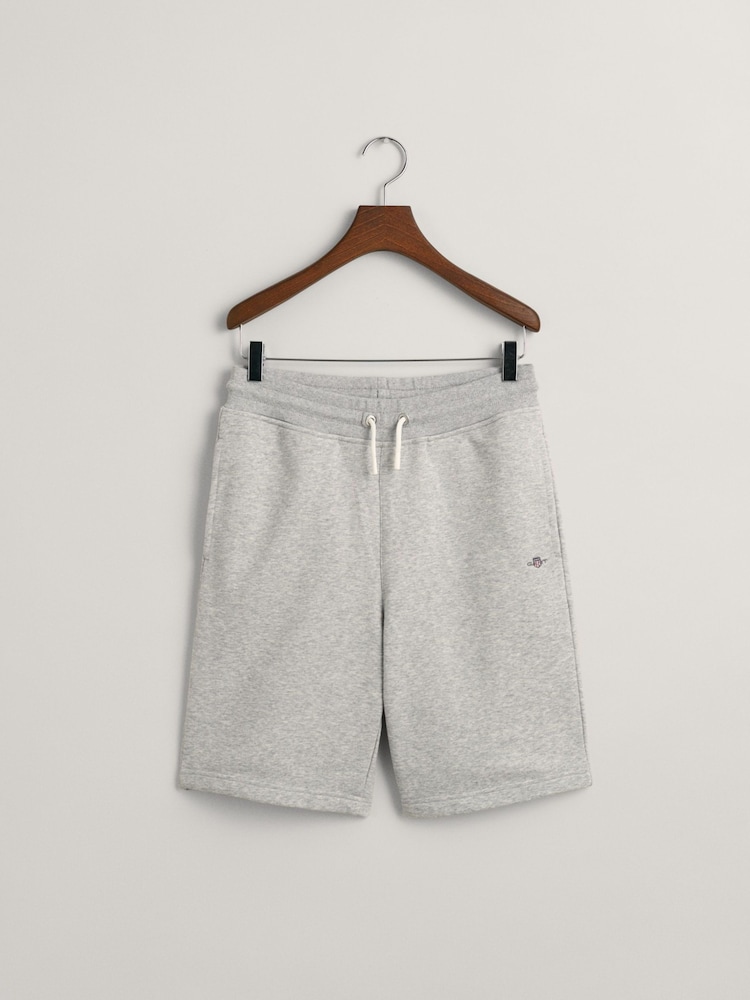 Grau - Gant Teenager Jungen Sweatshorts mit Schildlogo - Bild 1 von 3